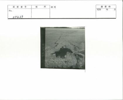 山顶古建筑俯瞰干旱荒原.jpg