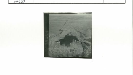 山顶古建筑俯瞰干旱荒原.jpg