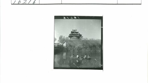山顶古建筑前划船.jpg