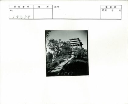 山顶古建绿荫环绕.jpg
