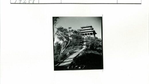山顶古建绿荫环绕.jpg