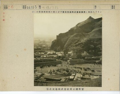 山顶城镇人群聚集黑白照.jpg