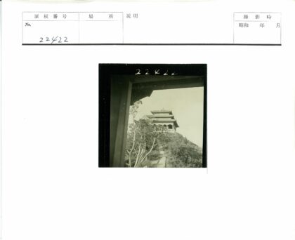 山顶宝塔与林间建筑景观.jpg