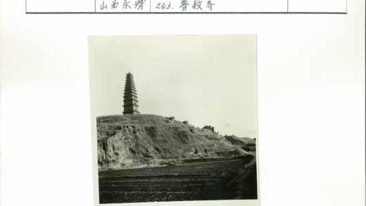 山顶宝塔与梯田风光.jpg