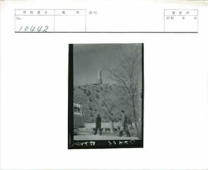 山顶宝塔与行人车辆风景.jpg