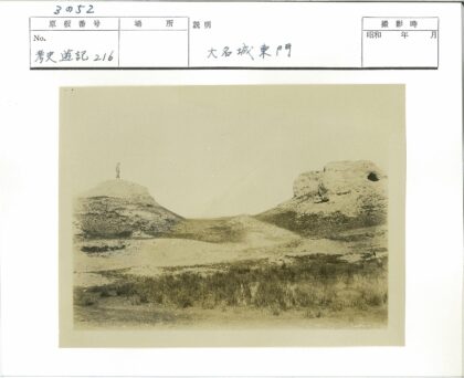 山顶小建筑与双峰景观.jpg