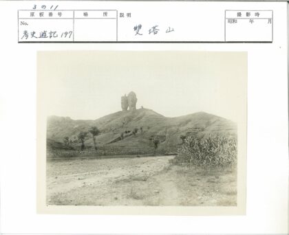 山顶岩石土路田野风光.jpg