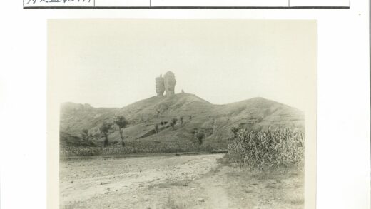 山顶岩石土路田野风光.jpg
