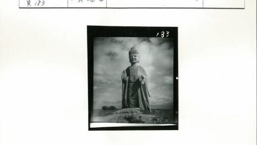 山顶巨佛与平原景观.jpg