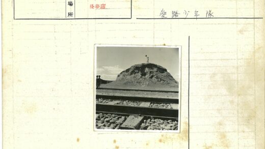 山顶旗手与铁轨行人.jpg