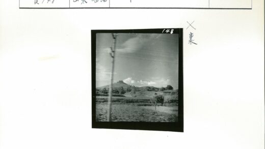 山顶田野与电线杆风景.jpg