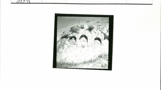 山顶石刻坐佛与绿草景观.jpg