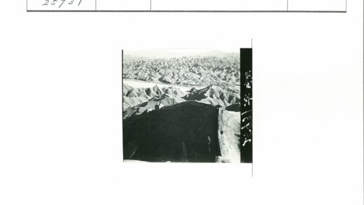 山顶石堡与蜿蜒河流景观.jpg