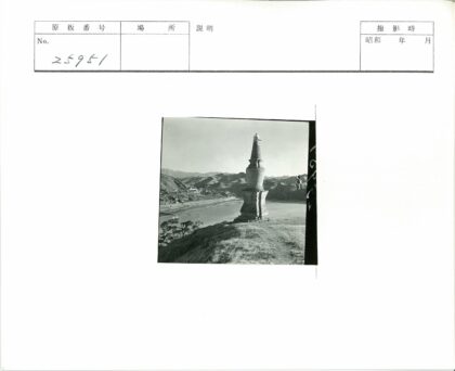 山顶石塔与河边村庄风光.jpg