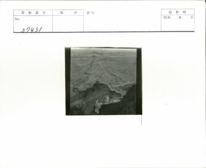 山顶石头堡垒与城墙全景.jpg