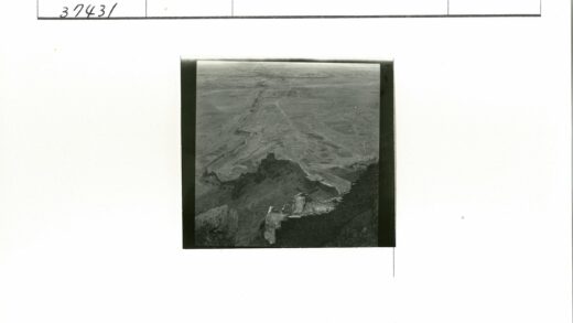 山顶石头堡垒与城墙全景.jpg