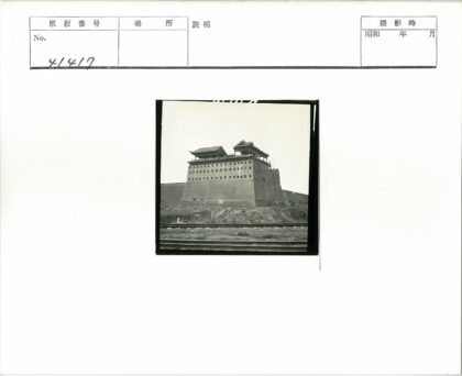 山顶石筑与铁路遗迹.jpg