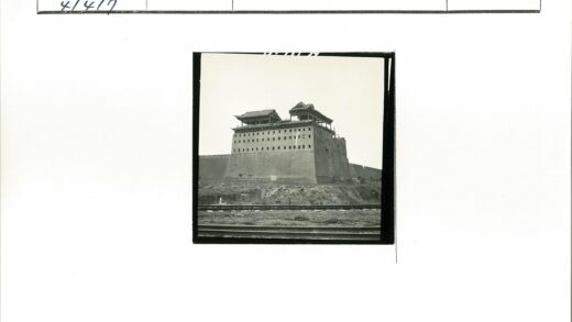山顶石筑与铁路遗迹.jpg