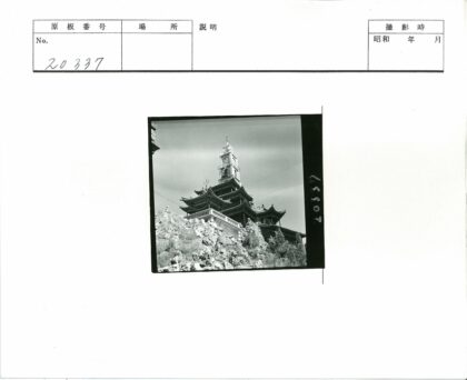 山顶钟楼古建筑晴空.jpg