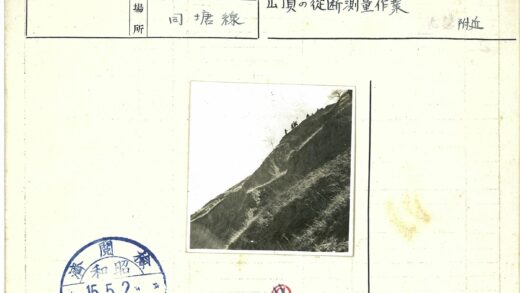 山顶阴云下的人群.jpg