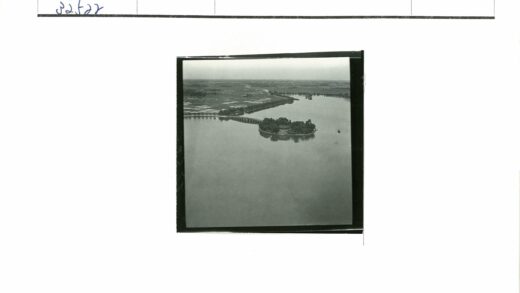 岛屿桥梁与密林建筑景观.jpg