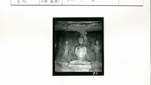岩壁中央盘坐石像雕刻.jpg