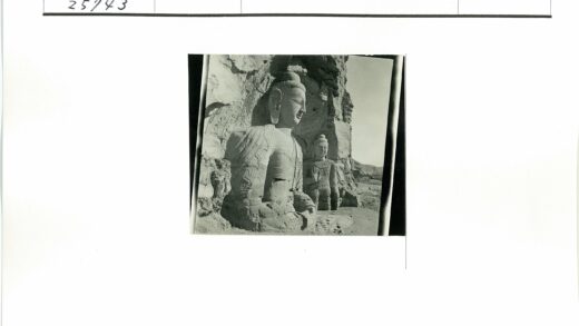 岩壁石雕与晴空建筑景观.jpg