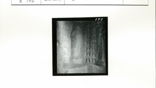 岩壁长袍石像群雕.jpg