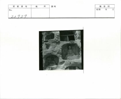 岩壁龛中人物石雕.jpg