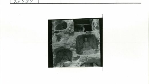 岩壁龛中人物石雕.jpg