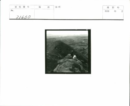 岩石上俯瞰丘陵河流远山.jpg