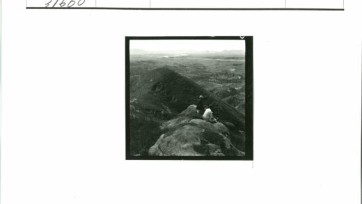 岩石上俯瞰丘陵河流远山.jpg