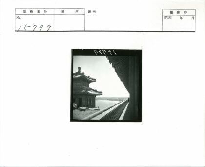 岩石上华丽屋顶与长廊水景.jpg