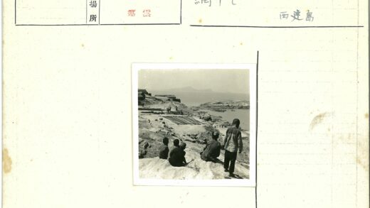 岩石上的孩子俯瞰海岸民居.jpg