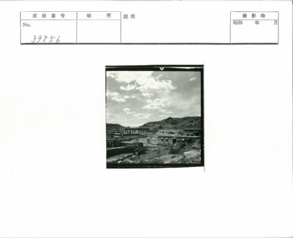 岩石丘陵间的古老建筑群.jpg