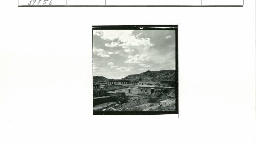 岩石丘陵间的古老建筑群.jpg