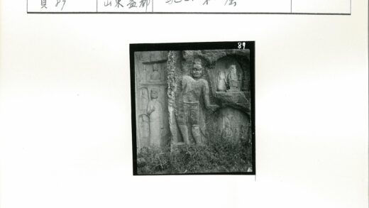 岩石人物石雕与草丛特写.jpg