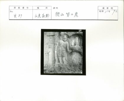 岩石人物石雕与草地景观.jpg
