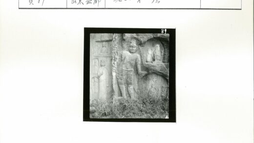 岩石人物石雕与草地景观.jpg
