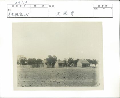 岩石地上的树丛小屋.jpg