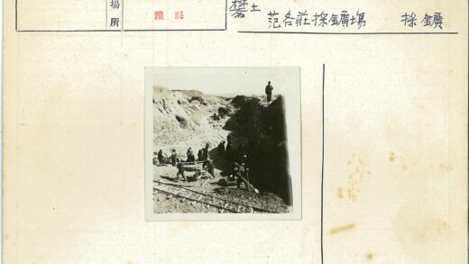岩石地带工人挖掘运输土壤.jpg