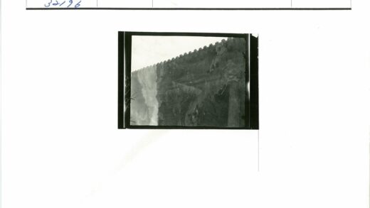 岩石地形上的古老城墙黑白照.jpg