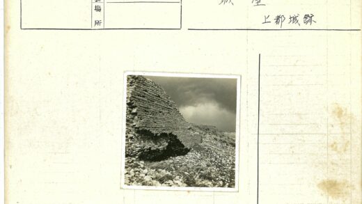 岩石地形上的残破砖墙.jpg