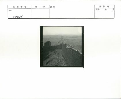 岩石地形古老石墙平原风光.jpg