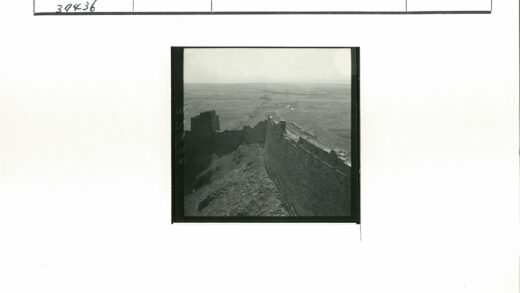 岩石地形古老石墙平原风光.jpg