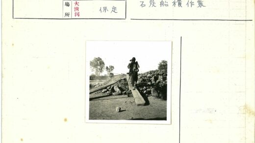 岩石地形木板行人树林建筑.jpg