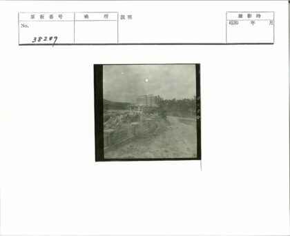 岩石地形环绕的多层建筑景观.jpg