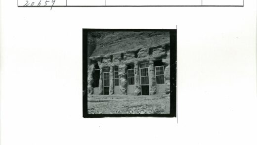 岩石地形雕刻石门建筑.jpg