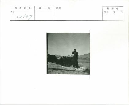 岩石地远山建筑晴空.jpg