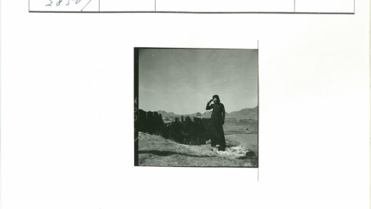 岩石地远山建筑晴空.jpg